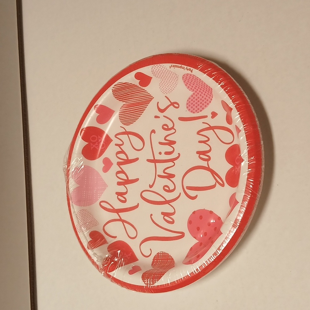 Valentines Loving Heart 8 paper Plates red pink white Made In USA sealed NWT